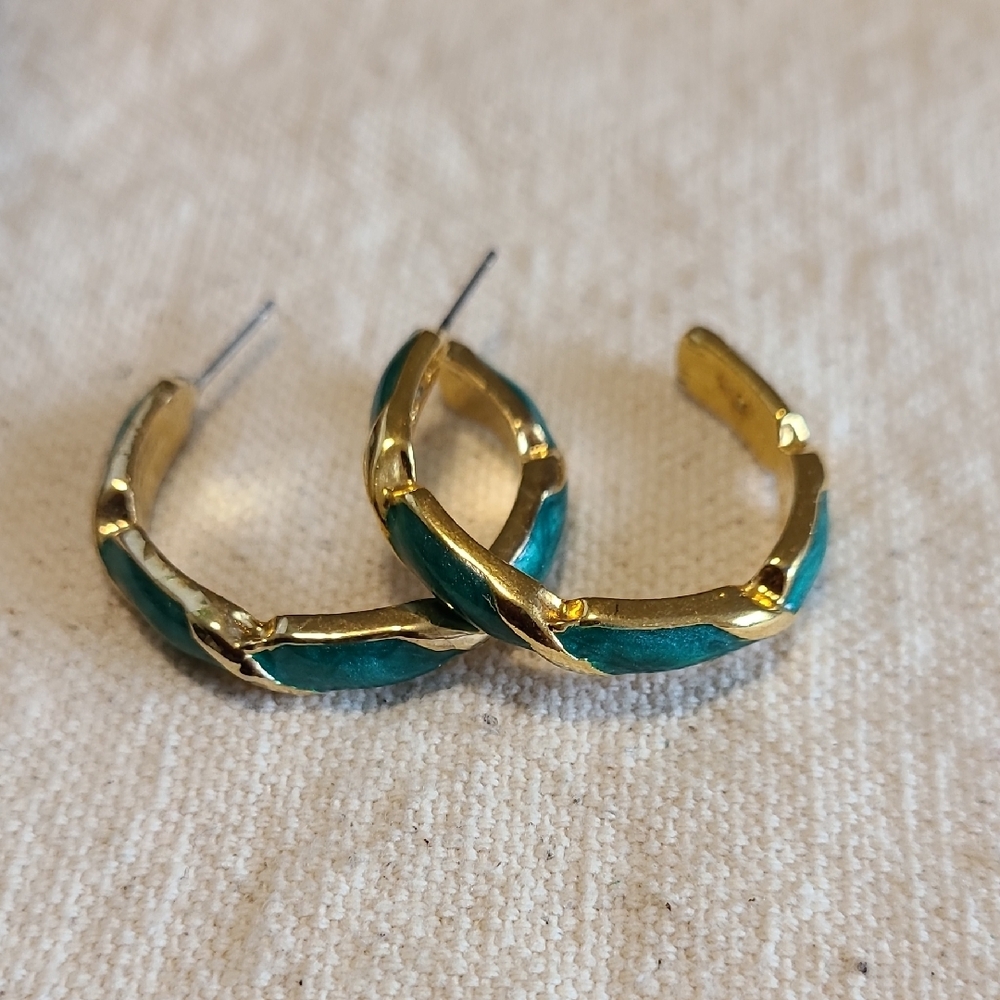 Unbranded Elegant Gold Tone and Green Hoop Stud Earrings Ladies Lobe Area 1.0"